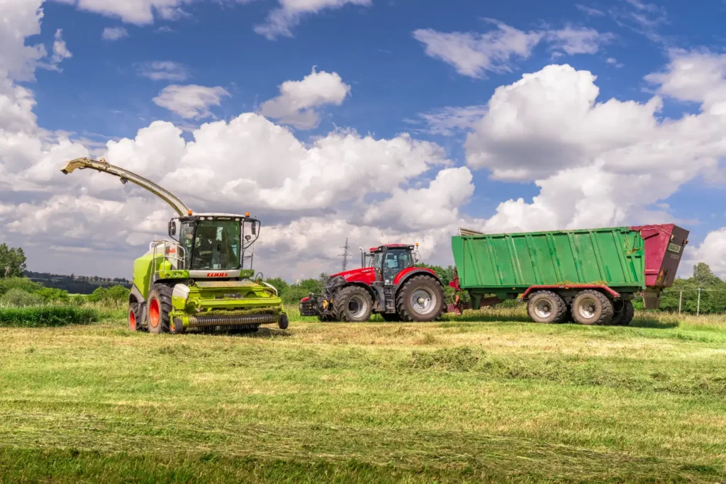 Traktor a sklízecí stroj na poli