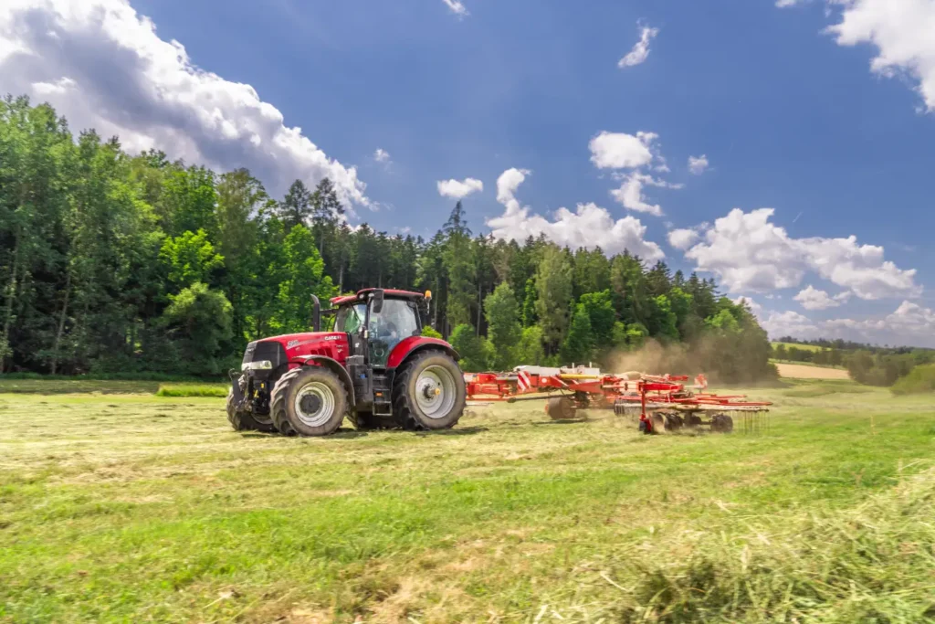 Traktor pracující na poli s technikou.