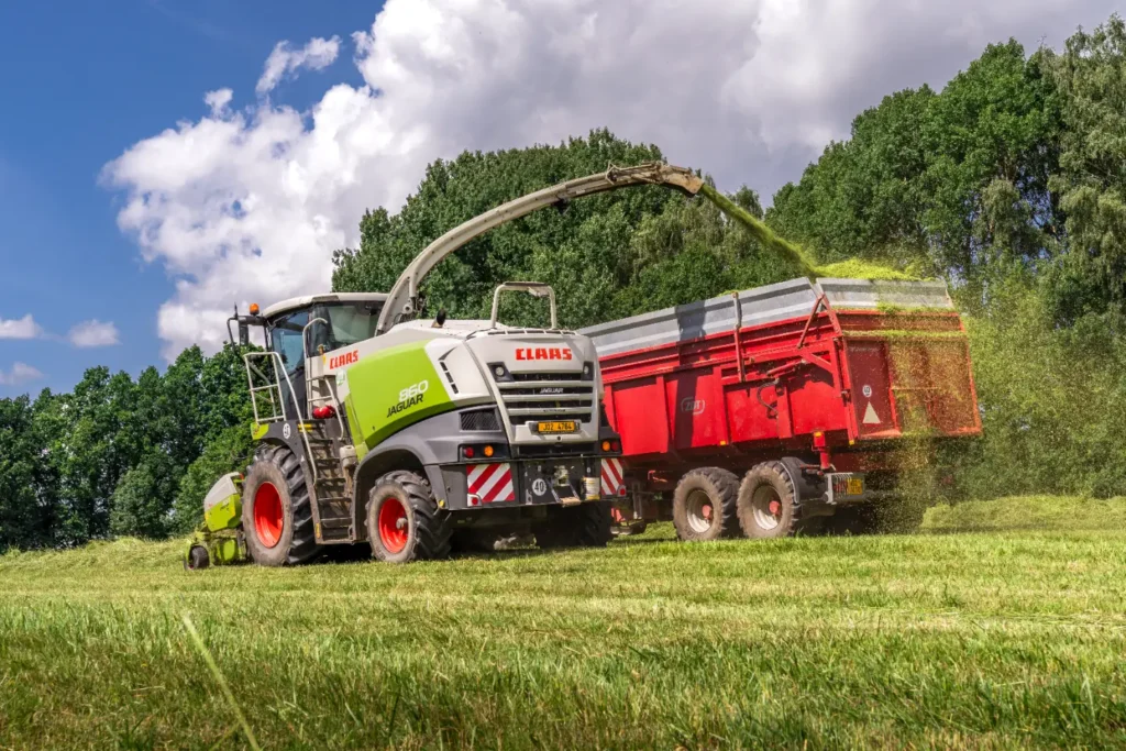 Traktor CLAAS s přívěsem na poli