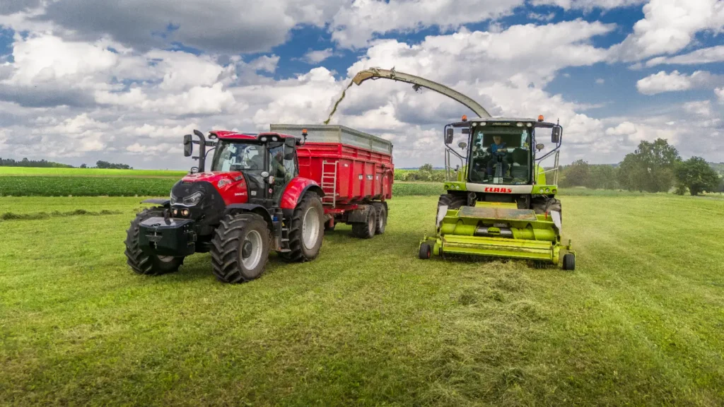Traktor a sklízecí stroj na poli